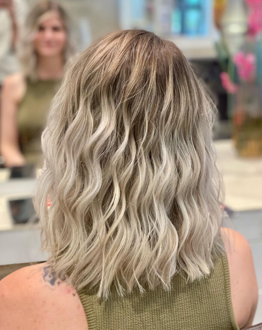 Blondes Haar mit weichen Wellen und natürlichen Übergängen