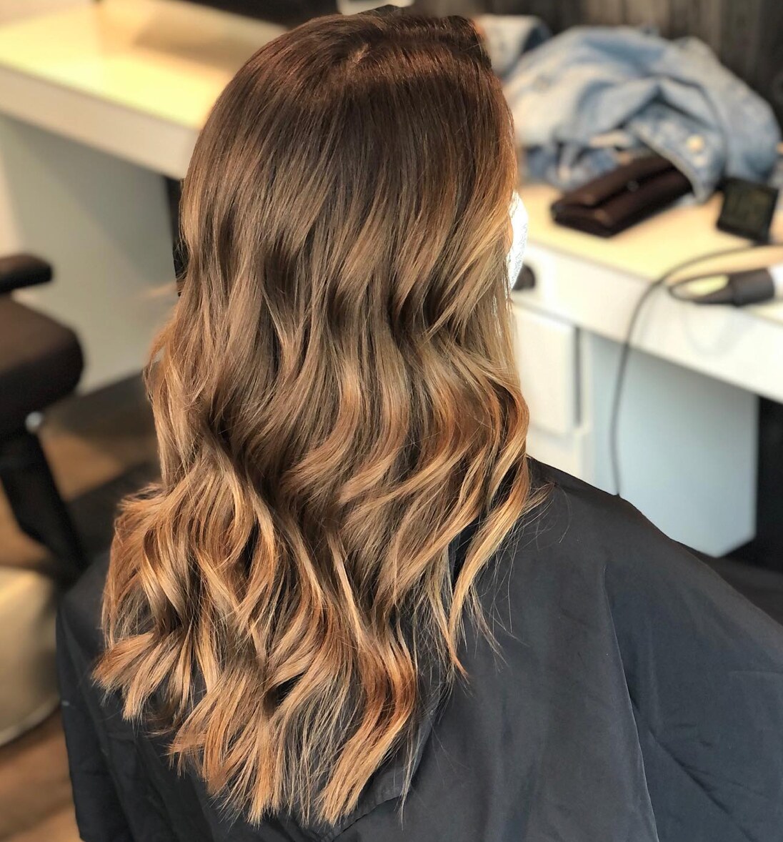 Glänzendes braunes Haar mit sanften Wellen