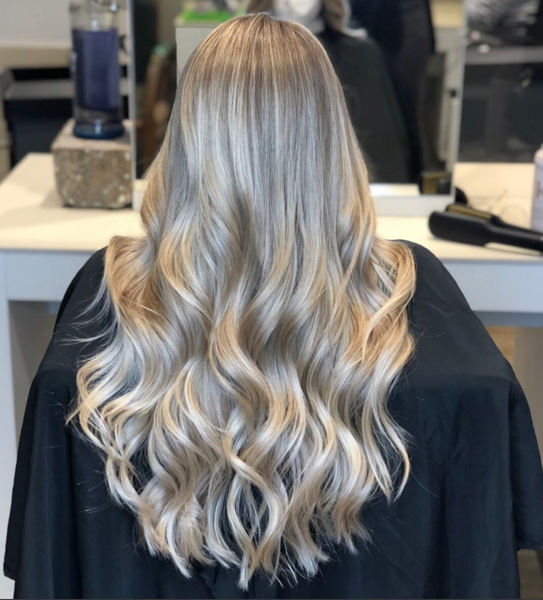 Kühles Blond mit weichem Farbverlauf und Wellen